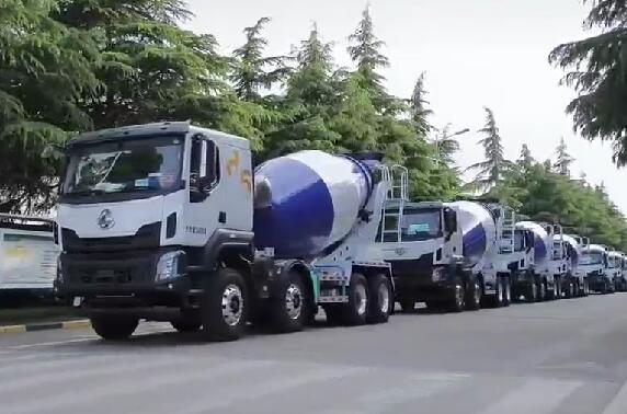 市場(chǎng)如此火爆，一批批新車交付用戶。場(chǎng)面壯觀！